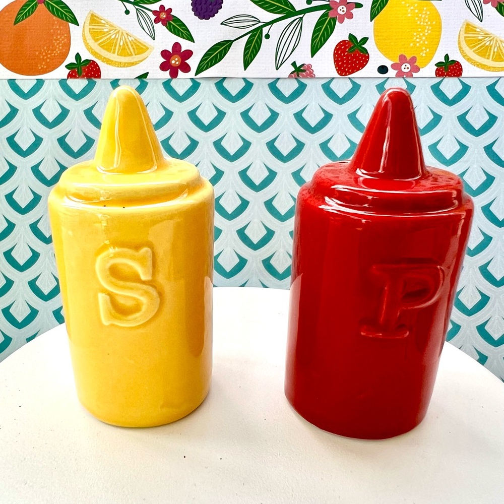 Ceramic Mustard & Ketchup Squeeze Bottles Salt and Pepper Shakers Fun - Picture 2 of 6